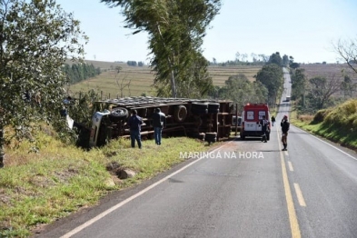 foto de Ao desviar de buraco motorista tomba caminhão e morre na hora