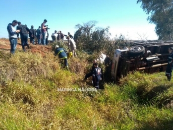 foto de Ao desviar de buraco motorista tomba caminhão e morre na hora