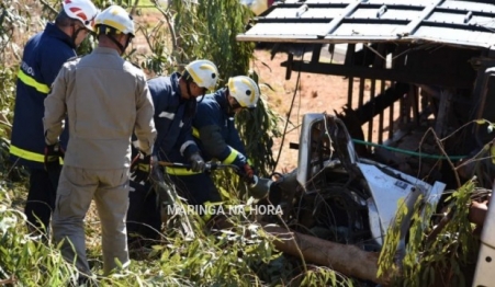 foto de Ao desviar de buraco motorista tomba caminhão e morre na hora