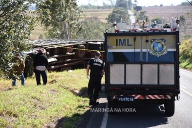 foto de Ao desviar de buraco motorista tomba caminhão e morre na hora