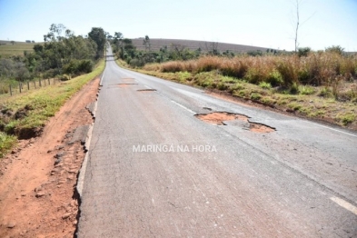 foto de Ao desviar de buraco motorista tomba caminhão e morre na hora