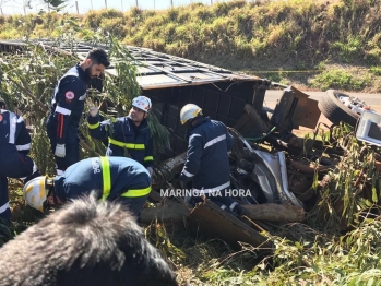 foto de Ao desviar de buraco motorista tomba caminhão e morre na hora