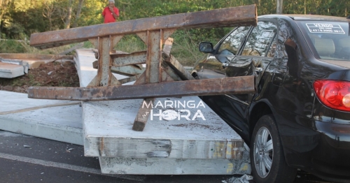 Carreta se solta de cavalo mecânico e placas de concreto atinge veículo na PR-323 em Doutor Camargo