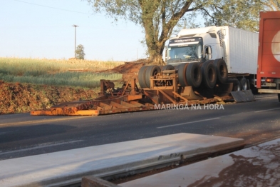 foto de Carreta se solta de cavalo mecânico e placas de concreto atinge veículo na PR-323 em Doutor Camargo