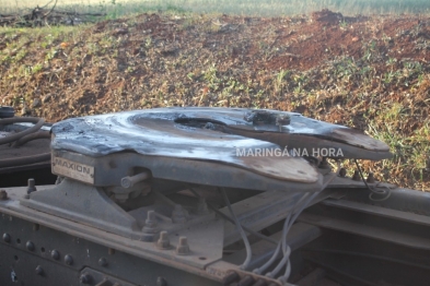 foto de Carreta se solta de cavalo mecânico e placas de concreto atinge veículo na PR-323 em Doutor Camargo