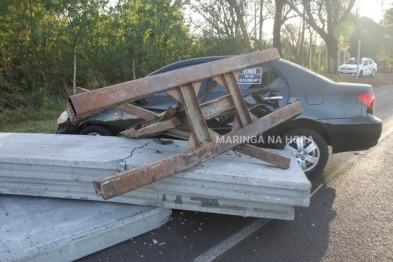 foto de Carreta se solta de cavalo mecânico e placas de concreto atinge veículo na PR-323 em Doutor Camargo