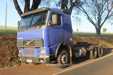 foto de Carreta se solta de cavalo mecânico e placas de concreto atinge veículo na PR-323 em Doutor Camargo