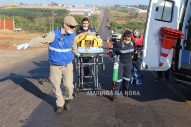 foto de Mulher fica ferida após tentar desviar de buraco e capotar carro no Contorno Sul em Maringá