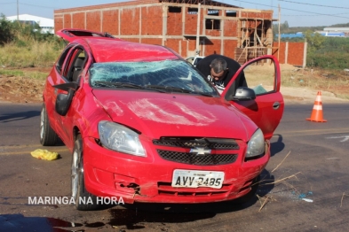 foto de Mulher fica ferida após tentar desviar de buraco e capotar carro no Contorno Sul em Maringá