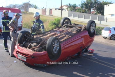 foto de Mulher fica ferida após tentar desviar de buraco e capotar carro no Contorno Sul em Maringá