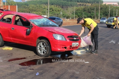 foto de Mulher fica ferida após tentar desviar de buraco e capotar carro no Contorno Sul em Maringá