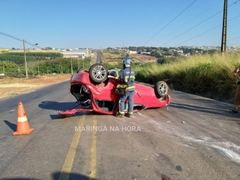 foto de Mulher fica ferida após tentar desviar de buraco e capotar carro no Contorno Sul em Maringá