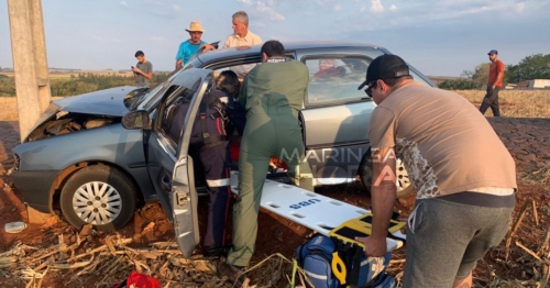 Motorista perde o controle da direção do carro e bate em poste na zona rural de Ivatuba