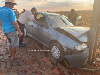 foto de Motorista perde o controle da direção do carro e bate em poste na zona rural de Ivatuba