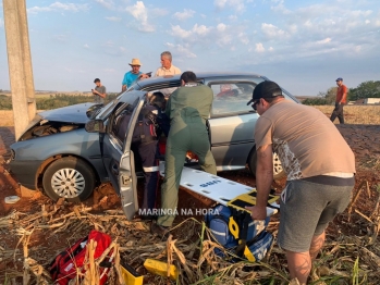 foto de Motorista perde o controle da direção do carro e bate em poste na zona rural de Ivatuba