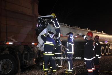 foto de Motorista morre esmagado em violenta colisão traseira entre duas carretas na PR-317 entre Floresta e Maringá