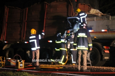 foto de Motorista morre esmagado em violenta colisão traseira entre duas carretas na PR-317 entre Floresta e Maringá