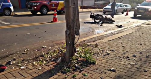 Maringá - Motociclista fica inconsciente ao bater em poste 