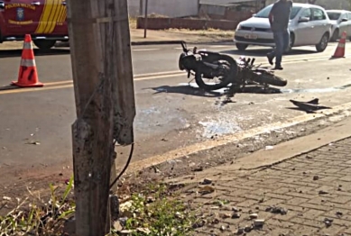 foto de Maringá - Motociclista fica inconsciente ao bater em poste 