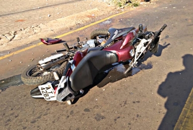 foto de Câmera mostra motociclista batendo em poste na Zona 6 de Maringá