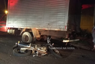 foto de Motociclista é socorrido em estado grave após bater na traseira de caminhão em Maringá