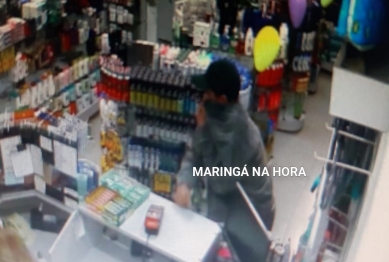 foto de Assaltante que levou pânico para funcionários e clientes de quatro farmácias em Sarandi, se apresenta com advogado