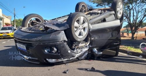 Carro capota depois de atingir caminhonete estacionada