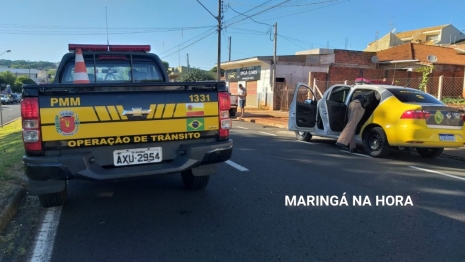 foto de Carro capota depois de atingir caminhonete estacionada