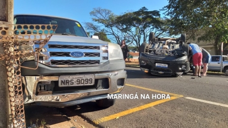 foto de Carro capota depois de atingir caminhonete estacionada