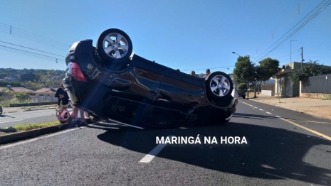 foto de Carro capota depois de atingir caminhonete estacionada