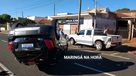 foto de Carro capota depois de atingir caminhonete estacionada