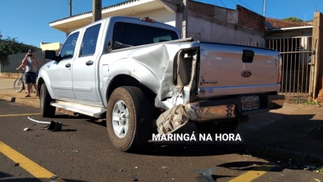 foto de Carro capota depois de atingir caminhonete estacionada