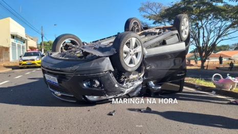 foto de Carro capota depois de atingir caminhonete estacionada