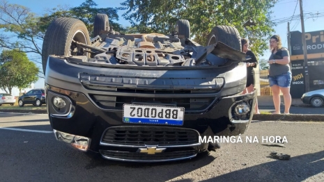 foto de Carro capota depois de atingir caminhonete estacionada