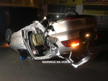 foto de Motorista bate em poste e capota carro na avenida Colombo em Maringá