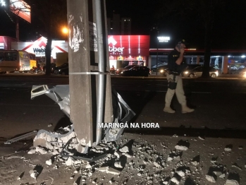 foto de Motorista bate em poste e capota carro na avenida Colombo em Maringá