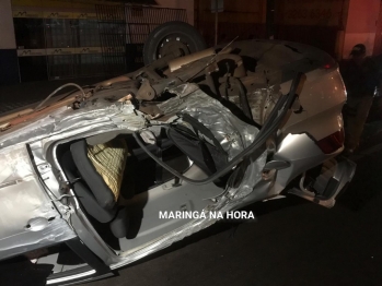 foto de Motorista bate em poste e capota carro na avenida Colombo em Maringá