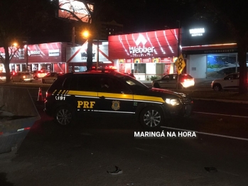 foto de Motorista bate em poste e capota carro na avenida Colombo em Maringá