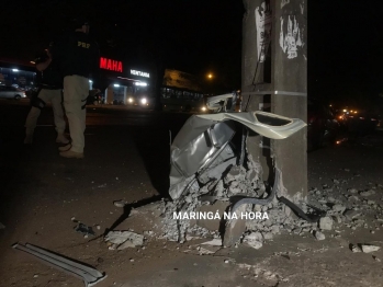 foto de Motorista bate em poste e capota carro na avenida Colombo em Maringá