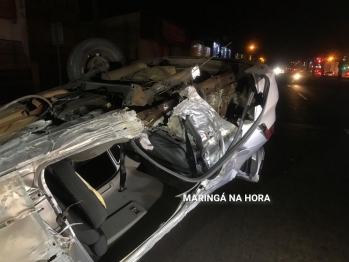 foto de Motorista bate em poste e capota carro na avenida Colombo em Maringá