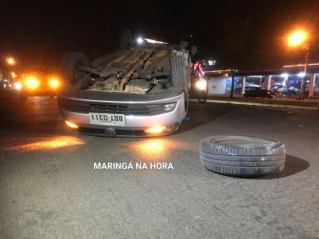 foto de Motorista bate em poste e capota carro na avenida Colombo em Maringá