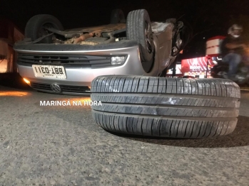 foto de Motorista bate em poste e capota carro na avenida Colombo em Maringá