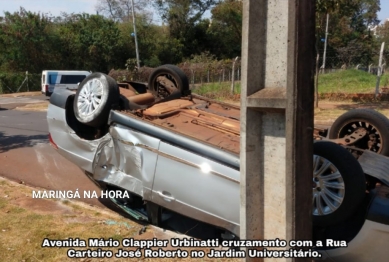 foto de Motorista bate em poste e capota carro na avenida Colombo em Maringá