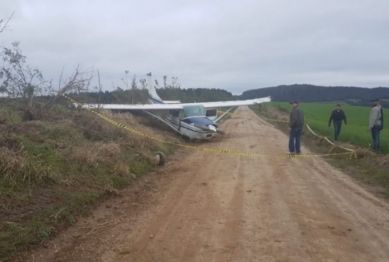 foto de Avião carregado com cocaína que saiu de Maringá faz pouso forçado na capital Paranaense