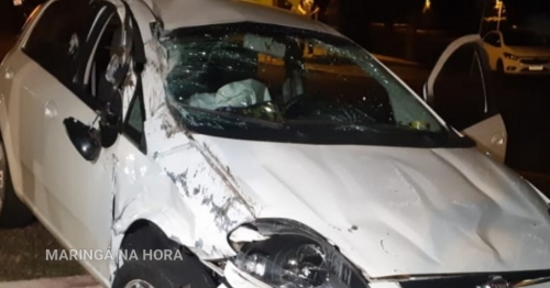 Carro capota ao atingir caminhonete em Maringá 