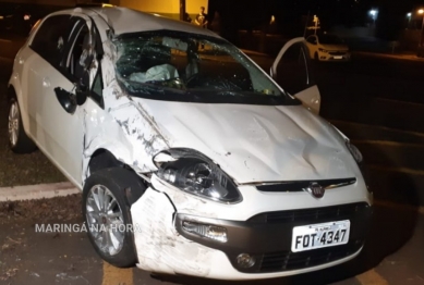 foto de Carro capota ao atingir caminhonete em Maringá 