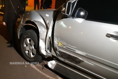 foto de Carro capota ao atingir caminhonete em Maringá 