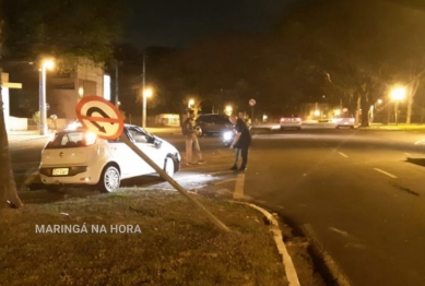 foto de Carro capota ao atingir caminhonete em Maringá 