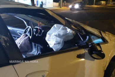 foto de Carro capota ao atingir caminhonete em Maringá 