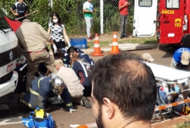 foto de Acidente gravíssimo envolvendo 2 motos e um caminhão na Zona 07 em Maringá 